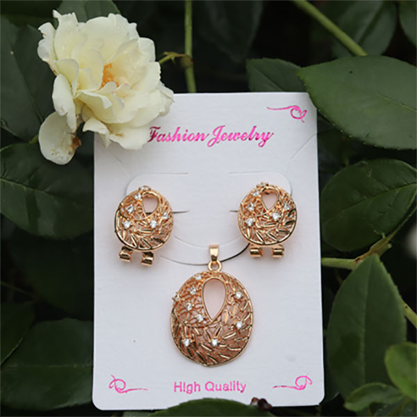 Fashionable Matching Locket & Earrings Golden Jewelry Set for Women