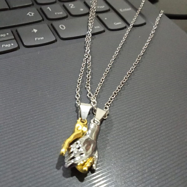 Romantic Silver and Gold hand-in-hands magnetic Pendant Necklace For Couples